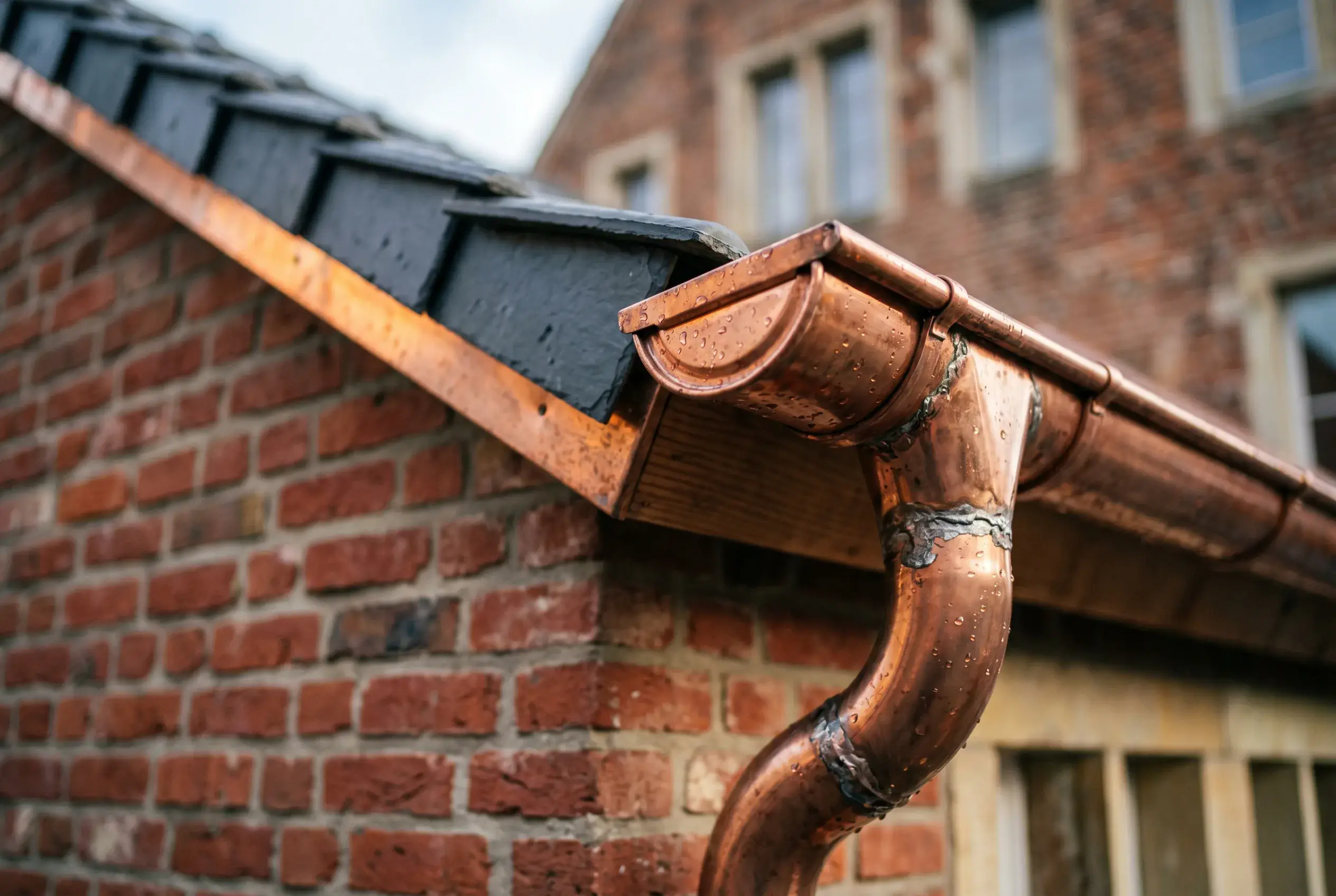 Neue Kupfer-Dachrinne an einem Steildach montiert
