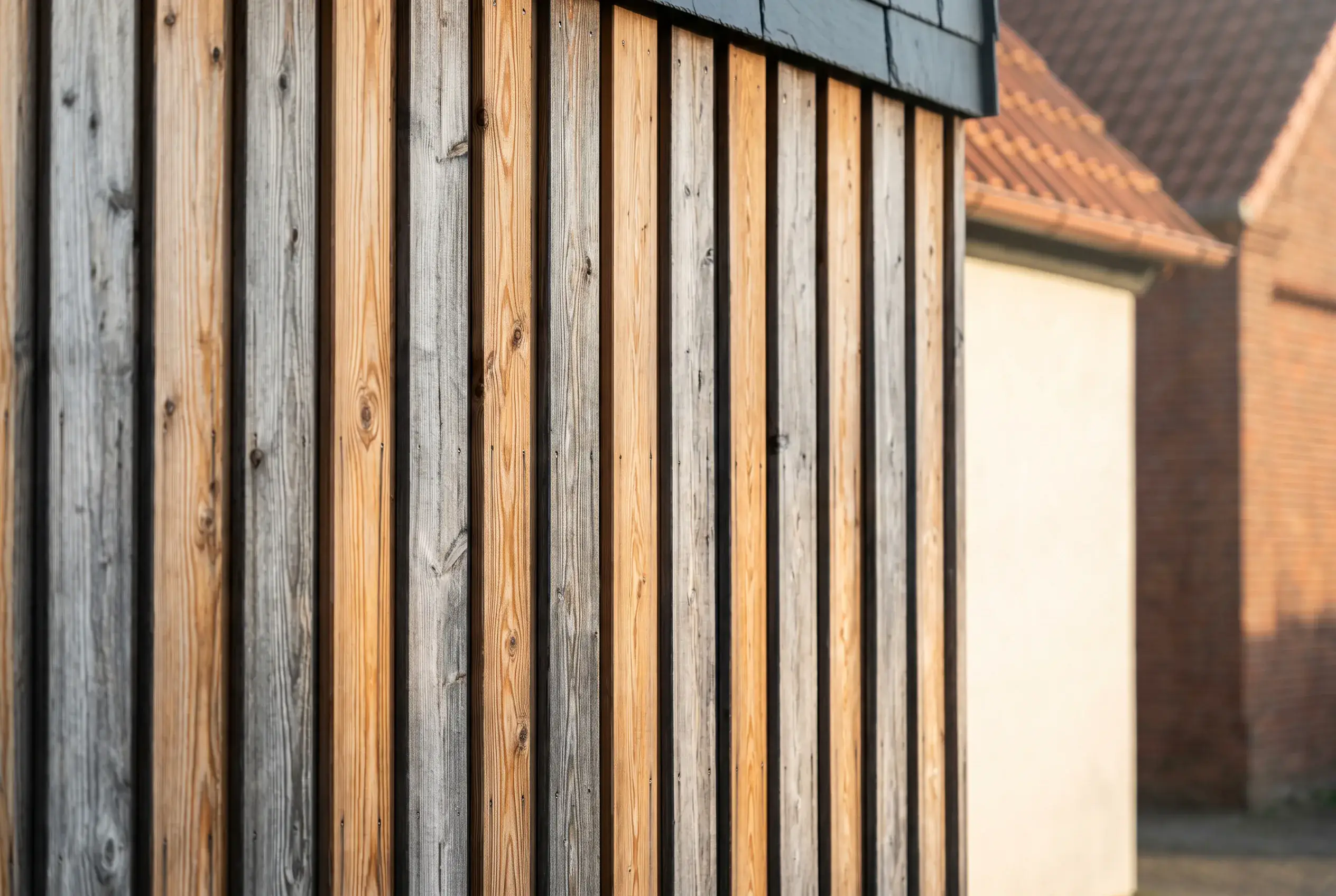 Hinterlüftete Holzfassade aus Lärche an einem Wohnhaus
