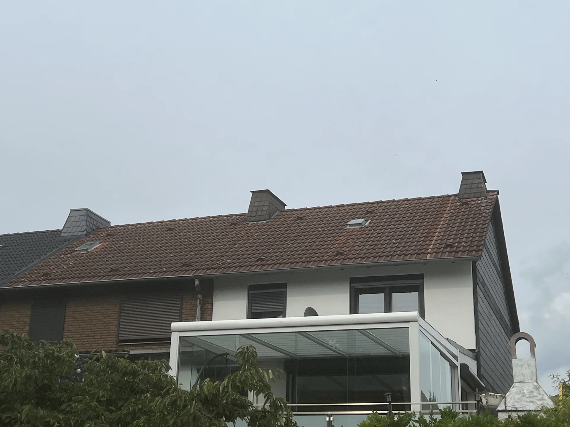 Altes Ziegeldach mit kleinen Gauben vor der Dachsanierung in Castrop-Rauxel