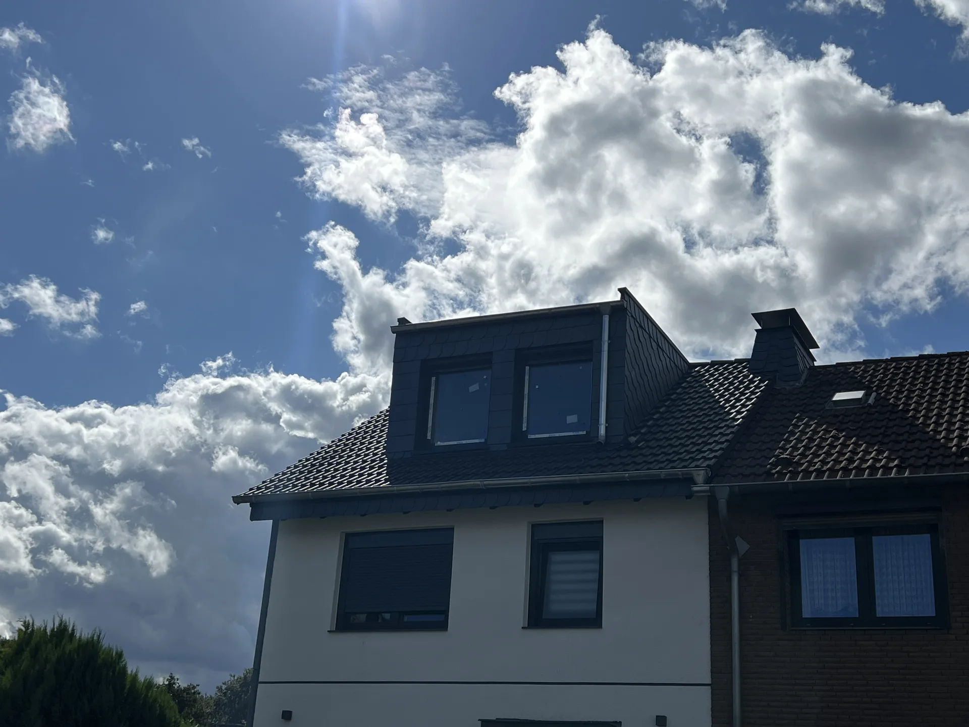 Neue Flachdachgaube mit Fenstern und Schieferverkleidung in Castrop-Rauxel