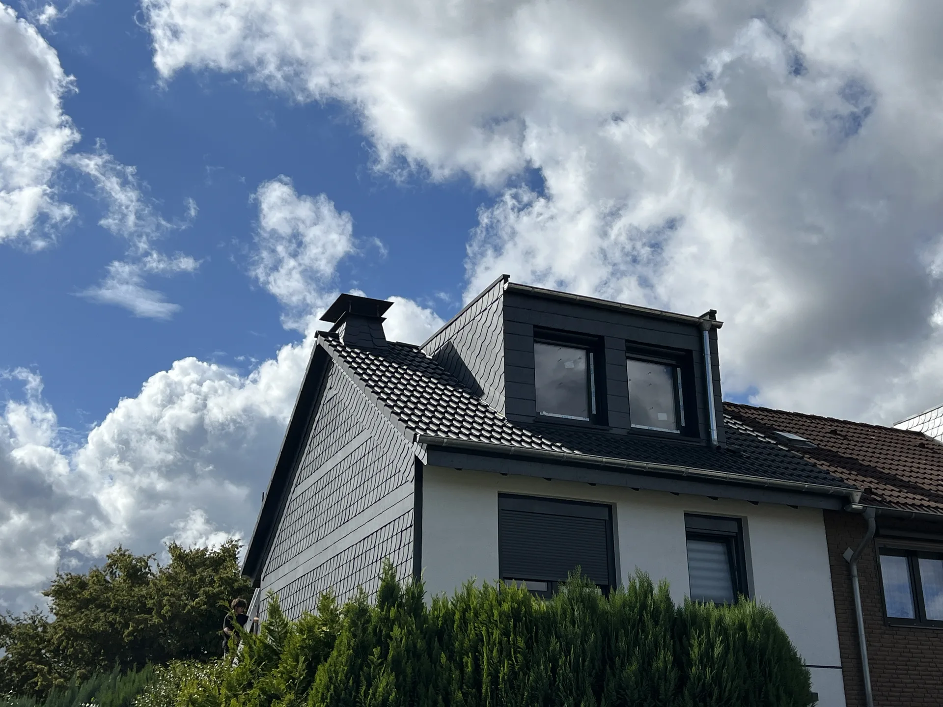 Saniertes Steildach mit neuer Flachdachgaube und Schieferverkleidung in Castrop-Rauxel