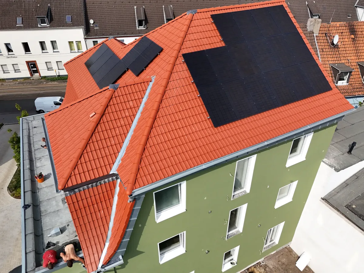 Rotes Ziegeldach mit Photovoltaikanlage in Bochum, Luftaufnahme