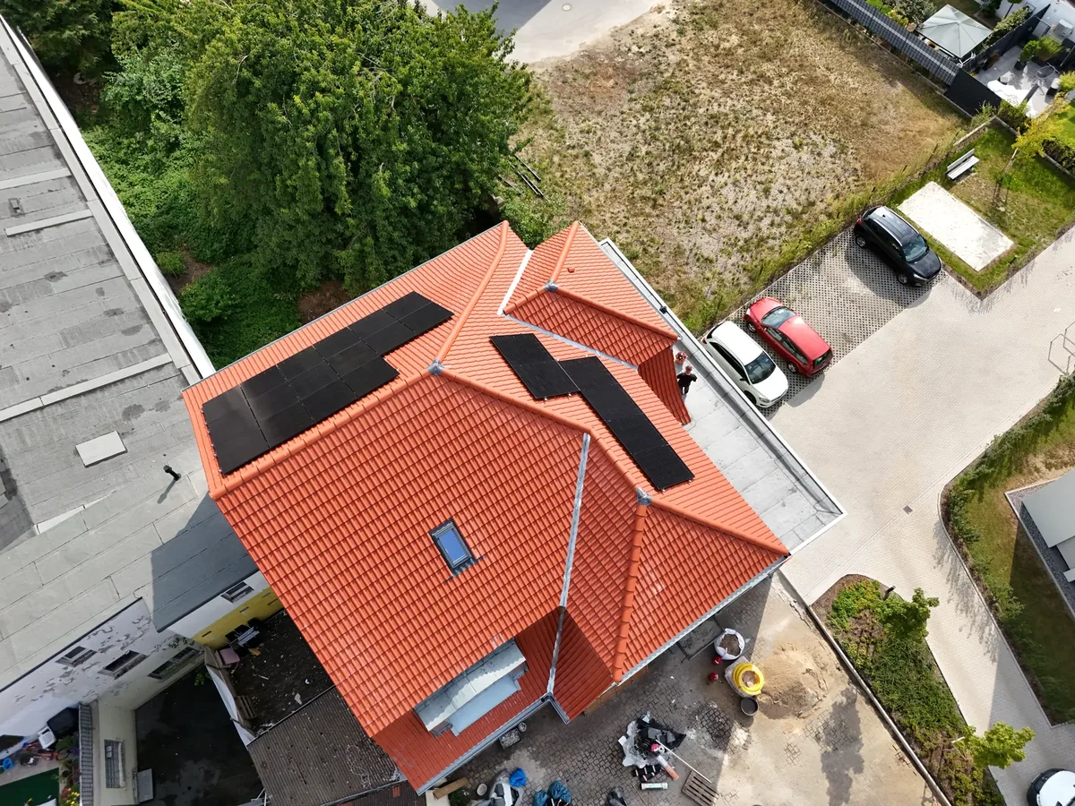 Photovoltaikmodule auf der neuen Ziegeleindeckung in Bochum, Luftaufnahme