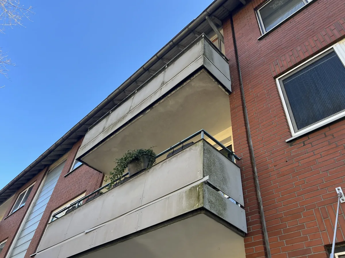 Mehrfamilienhaus in Gelsenkirchen mit sanierten Balkonen, Ansicht von unten